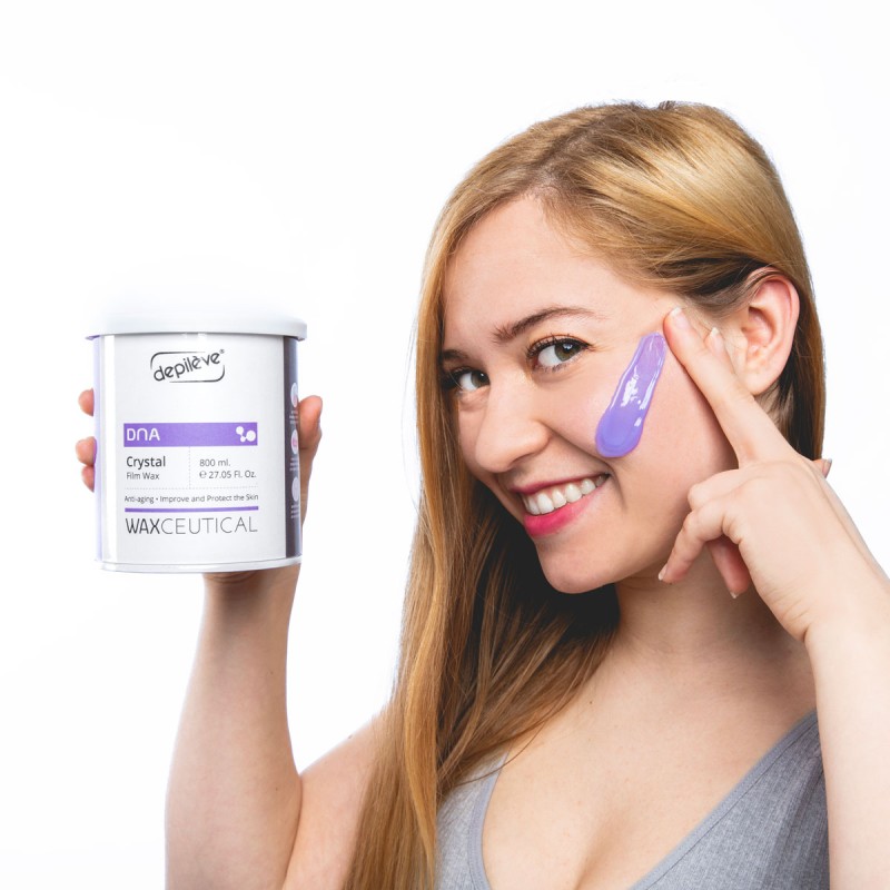 Application de cire sur le visage avec une spatule