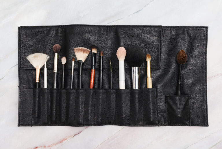 Pinceaux de maquillage professionnels en séchage à plat sur un poste d'institut